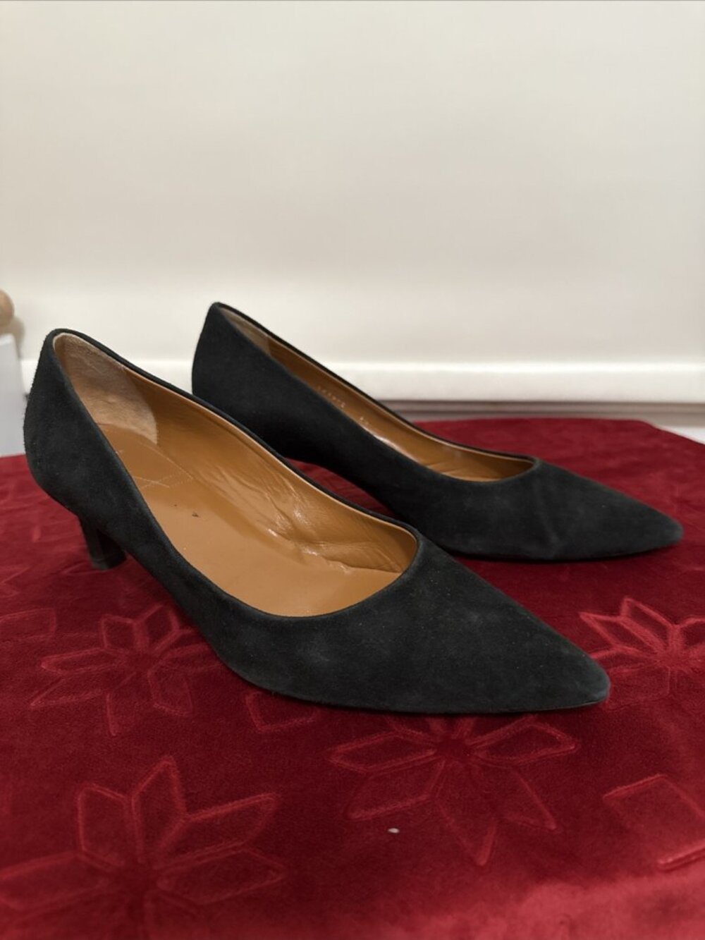 Aquatalia Women’s Pointed Toe 2” Heel Pumps Black Suede Size 8.5 Great Shape